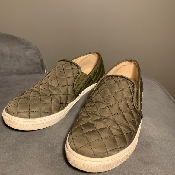 Steve Madden Olive Quilted Slip On shoes ✨ - Picture 1 of 3